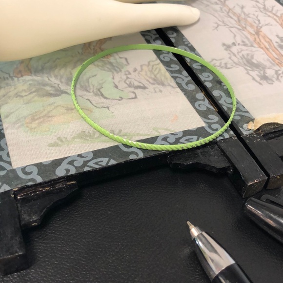 5 green bracelets, total 4 stretchy 1 bangle - Picture 2 of 3